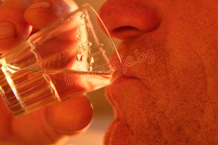 Ракия вместо баничка предпочете мъж от Симитли