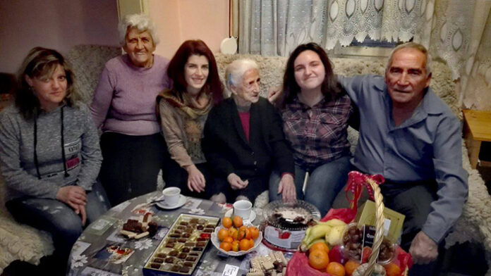 Баба Велика от Сандански празнува 100-годишнина, кметът Котев я изненада с торта и кошница