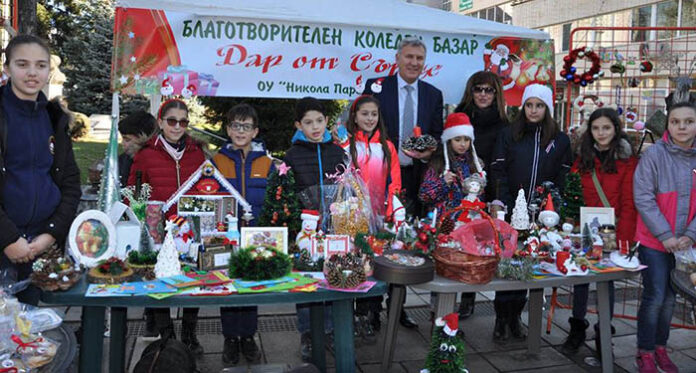 Коледен базар направиха учениците от Разлог