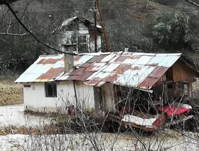 Пътен участък до с. Сажденик в Осоговския балкан е откъснат от придошлата река Елешница