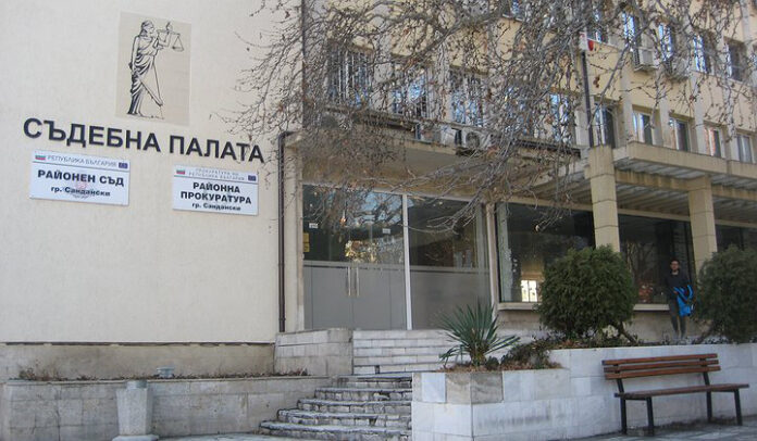 Дават на прокурор 43-годишен санданчанин, срязал гумите на лек автомобил