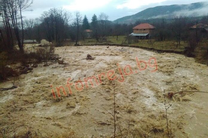 Бедствено положение е обявено в кюстендилското с. Гърляно заради придошлите води на река Бистрица