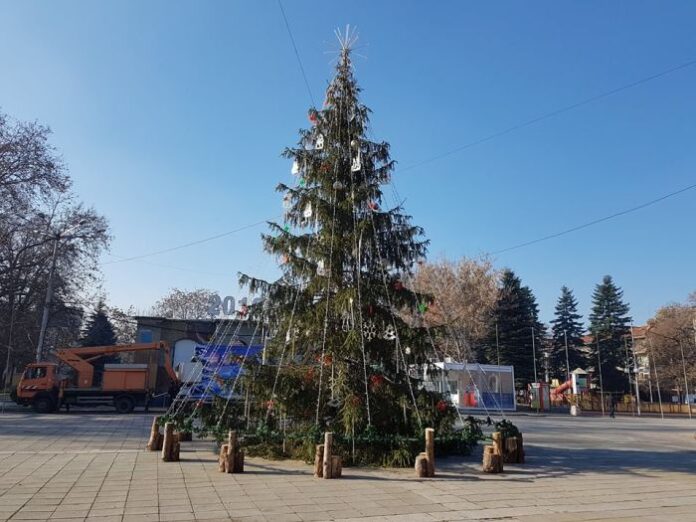 Кюстендил грейва в Коледна украса