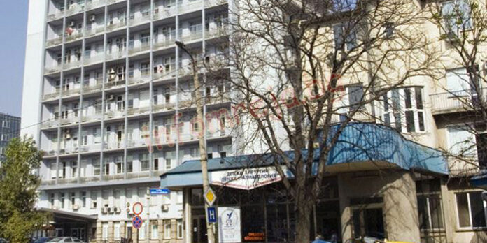 Асансьорите в "Пирогов" се превърнаха в галерии от детски рисунки