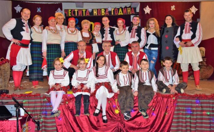 Ръководство и самодейци от НЧ "Съгласие 2007" село Жабокрът по традиция изпращат настоящата година с Коледен концерт
