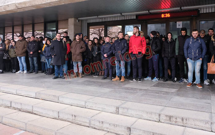Бдението на студентите се превърна в протест. Община Благоевград е на прицел