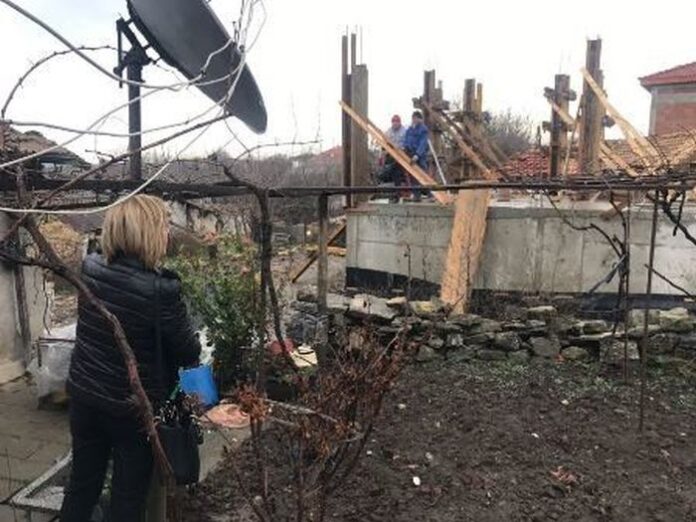Година след Хитрино хората живеят в руини, сред найлони и отломки