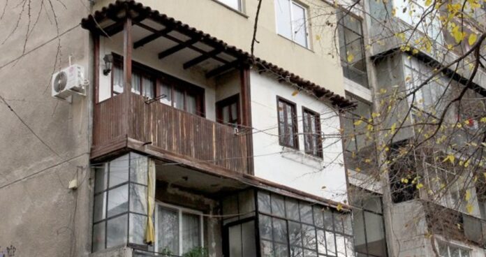 Панелка с чардак: Реставратор си накова алафранги на терасата