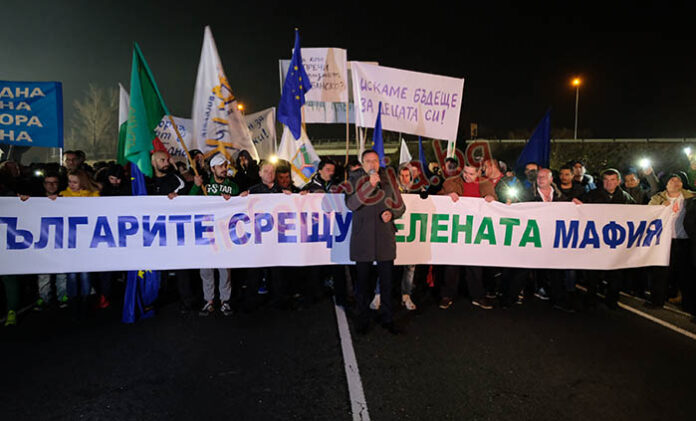 Банско блокира Е-79 край Симитли. Кметове на 7 общинни се събраха