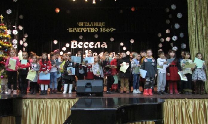 540 ученици с 690 творби се включиха в ежегодния областен конкурс за коледна картичка, картина, приказка, стихотворение и сурвачка