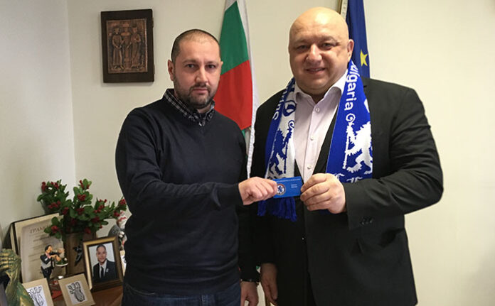 Министър Кралев получи членска карта на официалния фенклуб на „Челси“ в България