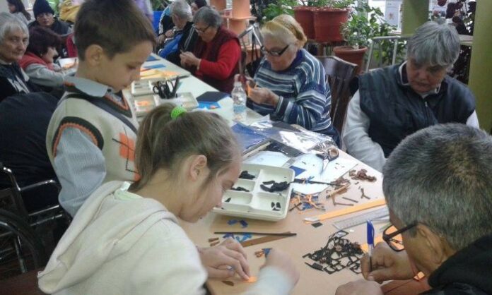 Ученици и потребители изработваха заедно врабчета в ДПЛФУ „Ильо Войвода“