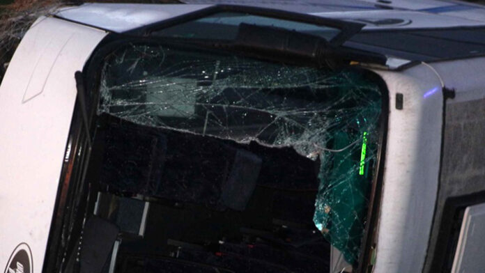Автобус с пътници се удари в дърво, двама загинаха