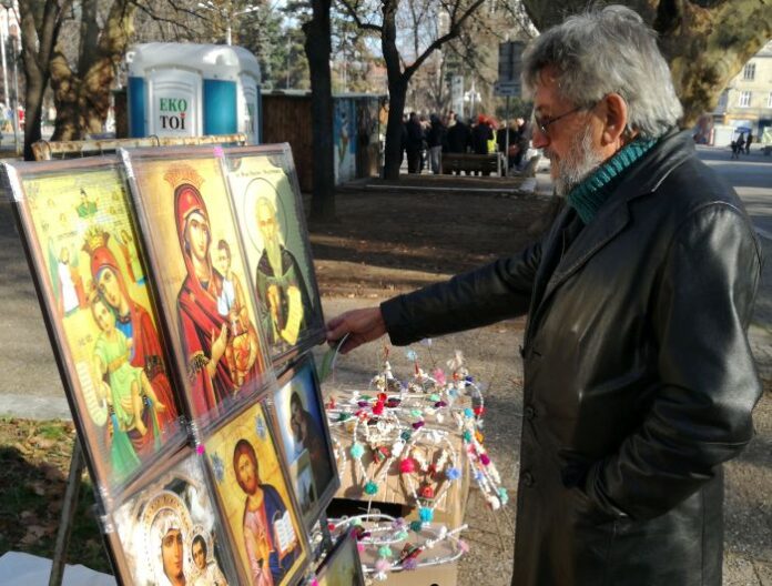 Реставратор пенсионер от Кюстендил изработва икони вече 20 години