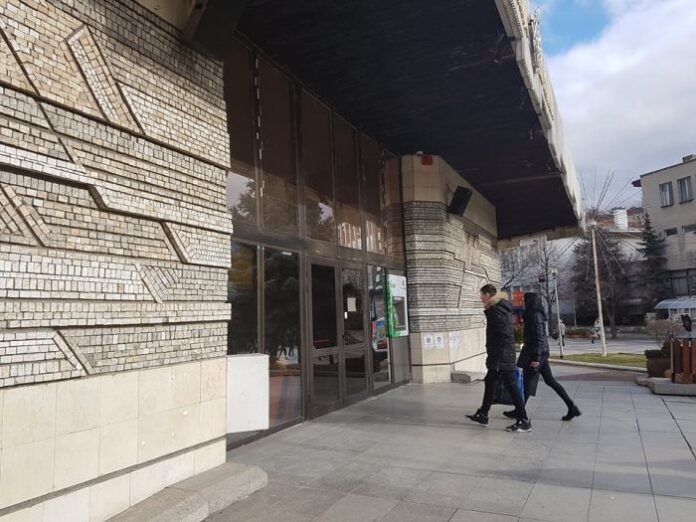 Две от училищата в Дупница преустановяват учебни занятия