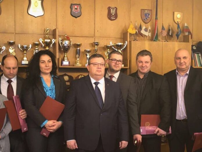 Служители на ГДНП наградени от главния прокурор