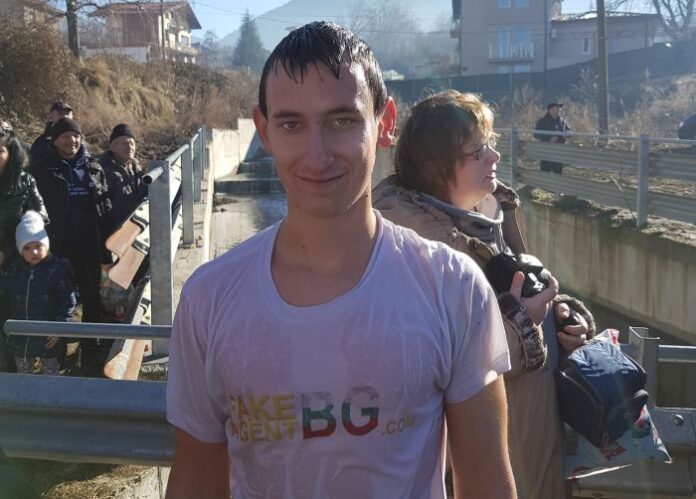 16-годишният Валентин Димитров извади Богоявленския кръст в Сапарева баня