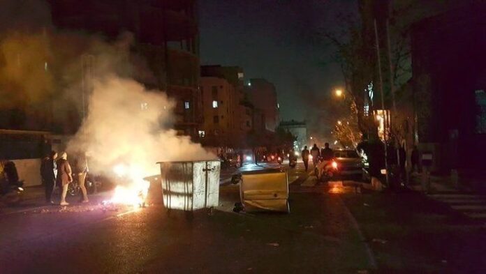 9 убити при протести в Иран тази нощ, според държавната телевизия