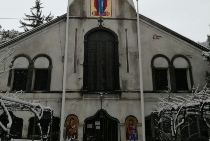 Ремонтират храм "Св. Богородица" в Дупница