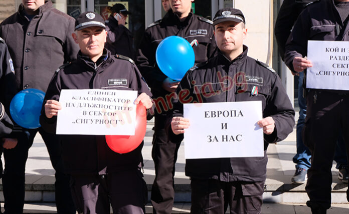 Протест пред съда в Благоевград. Служители излязоха с балони в ръка (СНИМКИ)