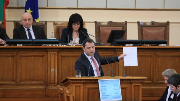 КС: Противоконституционен е отказът на Народното събрание да приеме оставката на Добрев