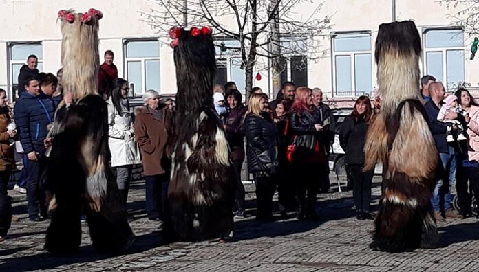 В първия ден от 2018 бабугери прочистиха Мосомище от злите духове