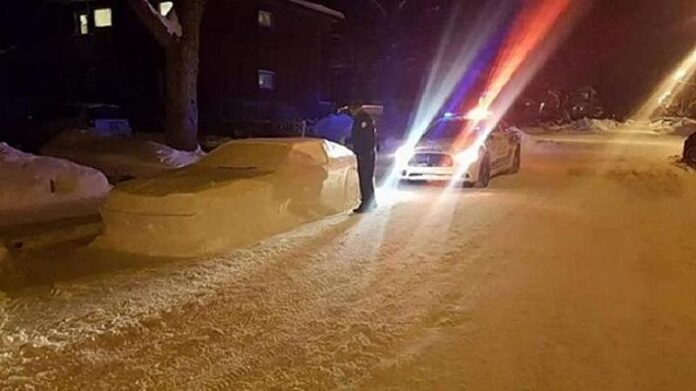 Мъж направи кола от сняг, ченгета го глобиха за неправилно ”паркиране”