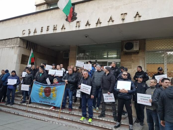 Протест пред Съдебна палата в Кюстендил