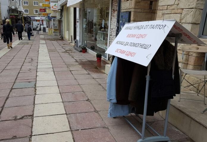 Поставиха щанд с безплатни връхни дрехи за бедните в центъра на Варна