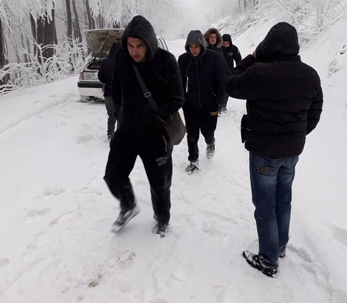 Спасители от пожарната служба помогнаха на закъсали в планината младежи