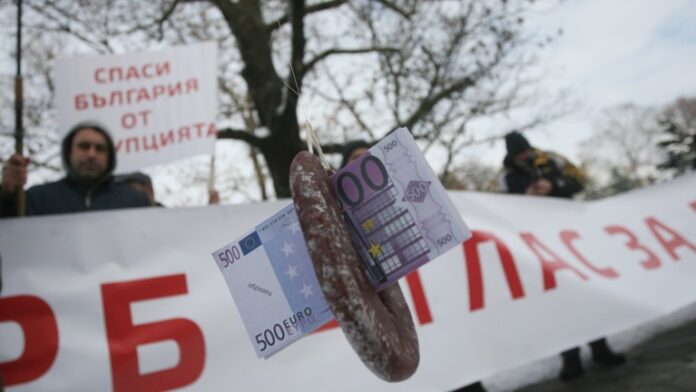 Три протеста посрещнаха депутатите около парламента