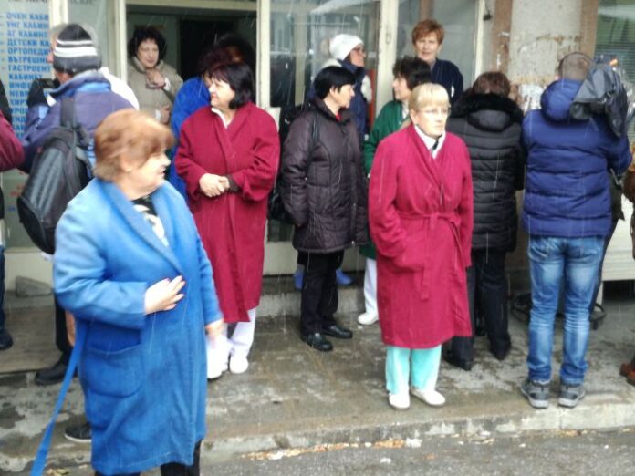 И дупнишката болница на протест (СНИМКИ)