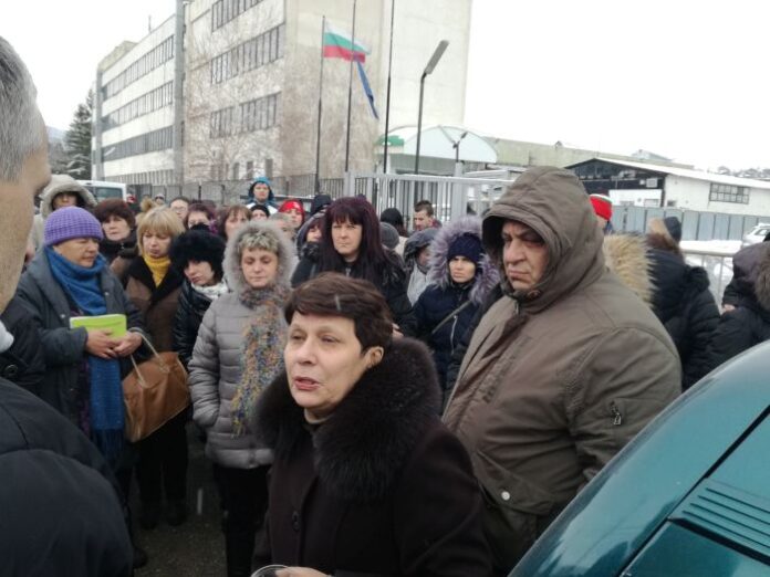Близо 100 работници от италианската фирма за обувки "A.M.shous" излязоха на портала на предприятието