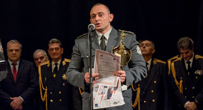 Началникът на пожарната в Благоевград - Боян Кондуров, стана "Пожарникар на годината 2017 г.”