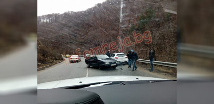 Верижна катастрофа на "Предел" в посока Банско затруднява движението