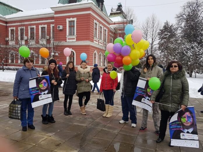 Хора с редки заболявания пуснаха разноцветни балони в центъра на Кюстендил