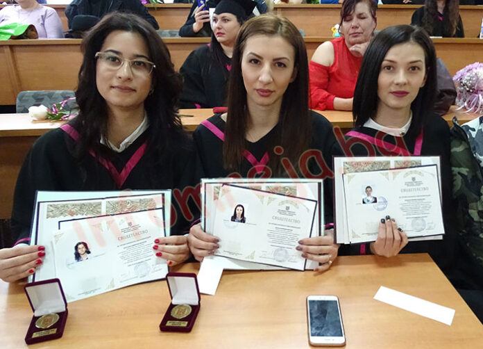 Филолозите от ЮЗУ получиха своите дипломи