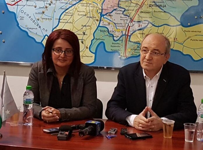 Народните представители от ПП ГЕРБ Кирил Калфин и Радослава Чеканска с изнесена приемна в Кочериново