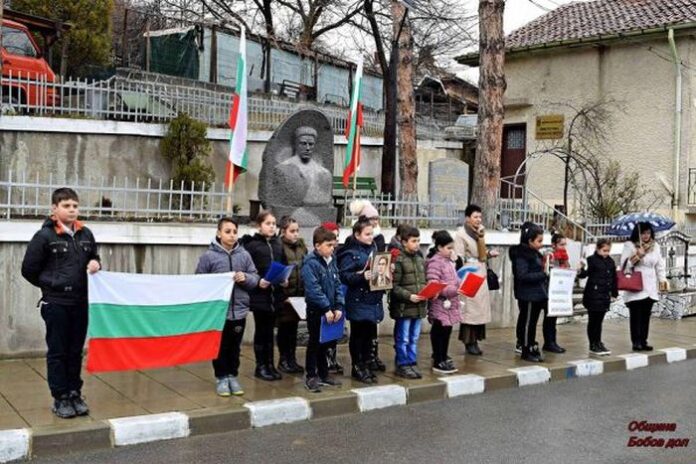 В бобовдолското село Новоселяне тържествено бе отбелязана 145-годишнината от гибелта на Апостола
