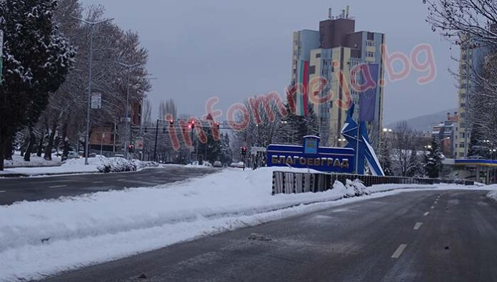 Отново силен снеговалеж в Благоевград (СНИМКИ)