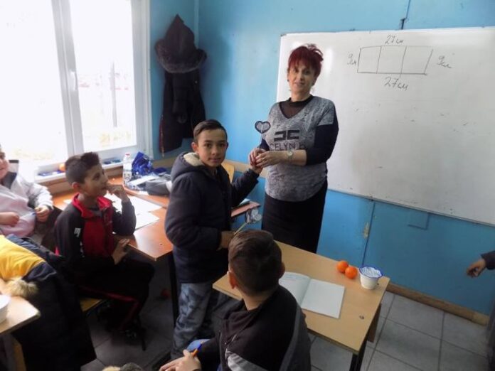 Ученици направиха и раздадоха "валентинки" за Деня на любовта