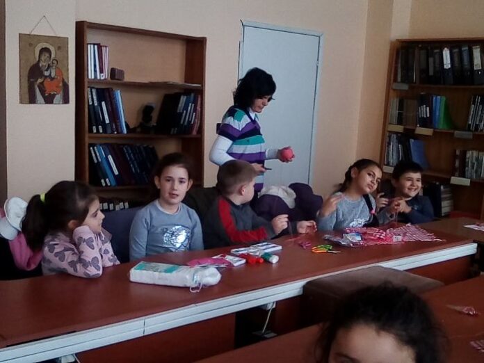 Ученици изработиха красиви мартеници в Техническия отдел на кюстендилската библиотека