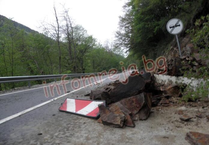 Движението по път ІІI-107 в участъка с. Пастра - Рилски манастир се осъществява в една лента
