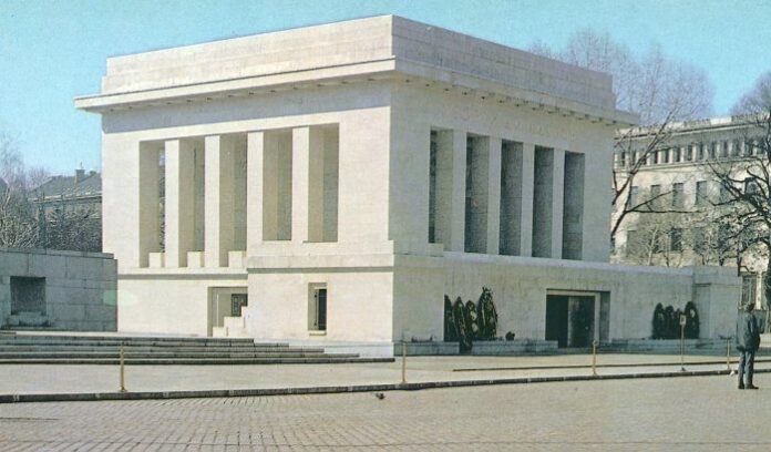 Арт галерия в подземията на бившия мавзолей, 100 000 лв. заради 'особеностите на демонтажа' му