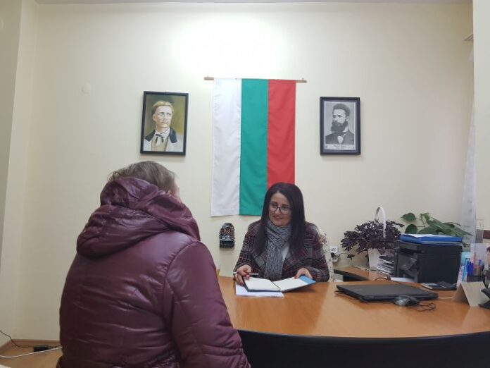 Лични и обществени казуси поставиха граждани по време на изнесена приемна на народния представител от ГЕРБ Радослава Чеканска