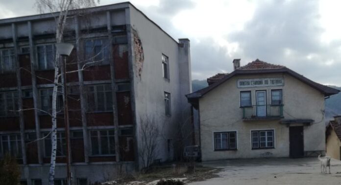 Сградата на опитната станция по тютюн в Рила се руши