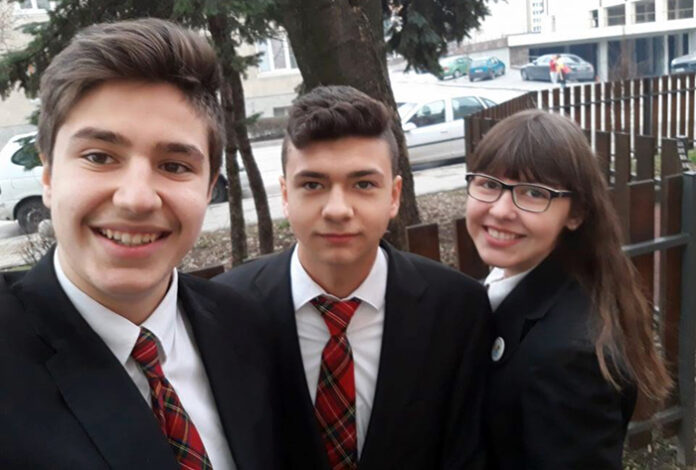 Петима ученици от НПГ и ПМГ в Гоце Делчев спечелиха награди от евродепутата Асим Адемов