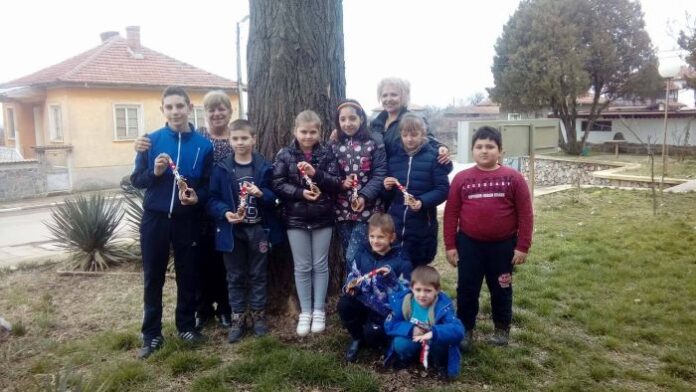 Деца изработваха мартеници - сувенири в Таваличево