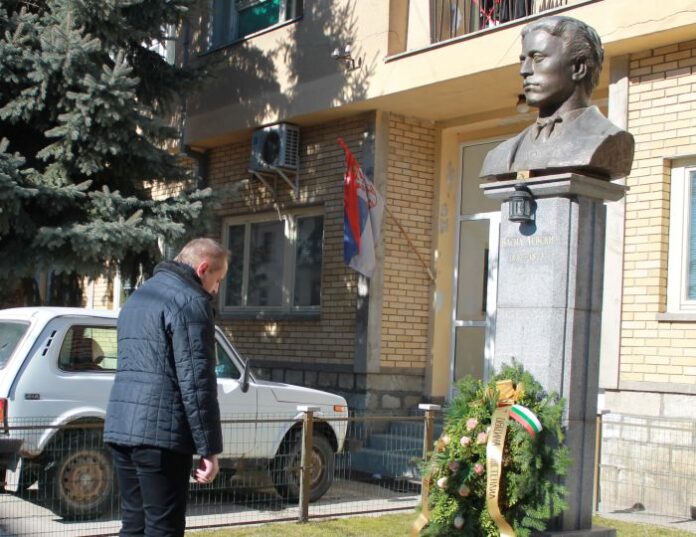 Кметът на община Кюстендил Петър Паунов поднесе венци на паметника на Васил Левски в Босилеград