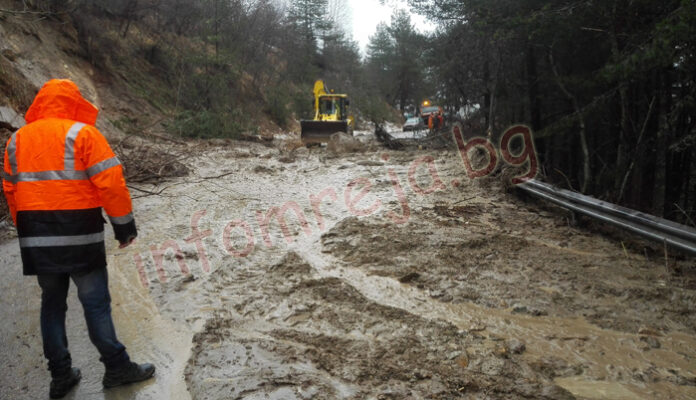 Сагата с опасното свлачище в Плетена приключи, МРРБ отпусна над 1 милион лева
